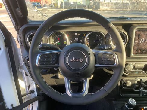 Used 2023 Jeep Wrangler Sahara image 15