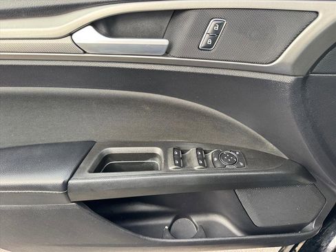 Used 2018 Ford Fusion SE w/ Fusion SE Technology Package image 11