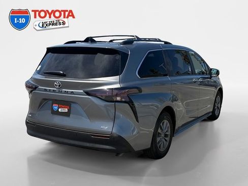 Certified 2026 Toyota Sienna XLE FWD image 5