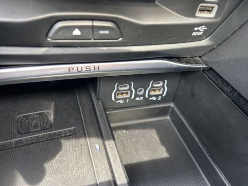 Used 2023 Chrysler Pacifica Limited w/ Uconnect Theater Family Group FWD image 28