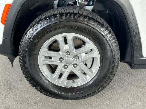 Used 2025 Jeep Grand Cherokee Laredo image 28