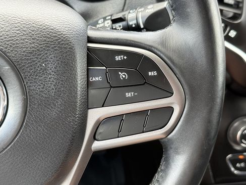 Used 2019 Jeep Cherokee Latitude Plus w/ Cold Weather Group image 27