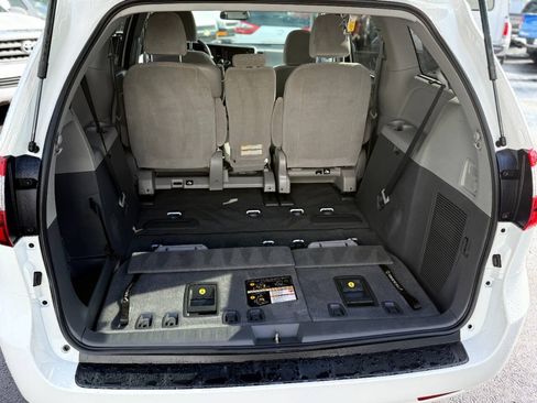 Used 2020 Toyota Sienna LE w/ LE Preferred Package FWD image 18