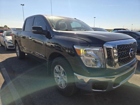 Used 2018 Nissan Titan SV w/ SV Convenience Package image 5