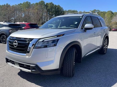 Used 2024 Nissan Pathfinder Platinum image 7