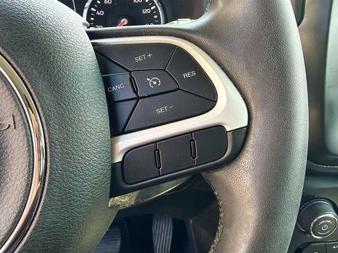 Used 2019 Jeep Renegade Latitude FWD image 36