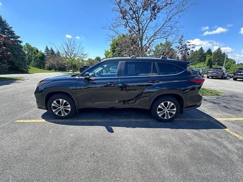Used 2023 Toyota Highlander XLE AWD/4WD image 6