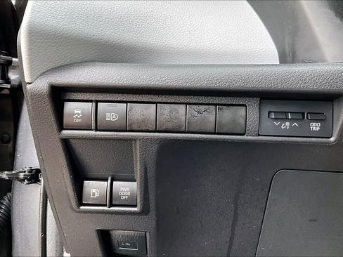 Used 2025 Toyota Sienna LE FWD image 33