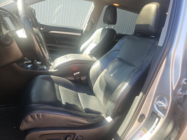 Used 2019 Toyota Highlander XLE FWD image 2