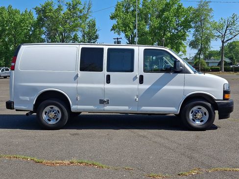 Used 2022 Chevrolet Express 2500 w/ Driver Convenience Package RWD image 8