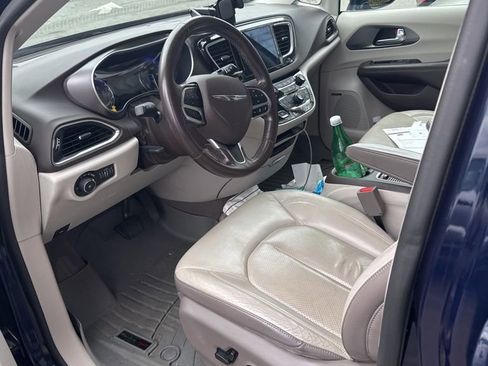 Used 2019 Chrysler Pacifica Touring-L Plus w/ Advanced Safetytec Group image 10