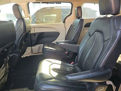 Used 2021 Chrysler Pacifica Touring-L image 6