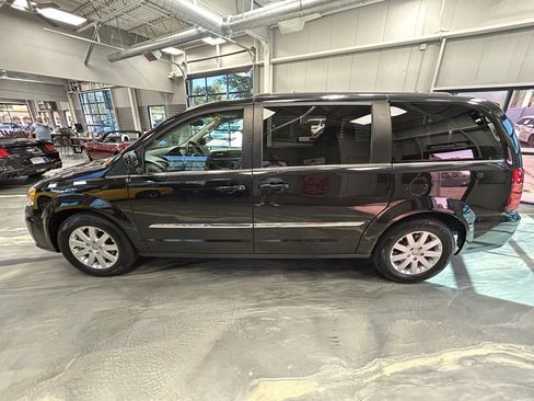Used 2015 Chrysler Town & Country Touring image 32