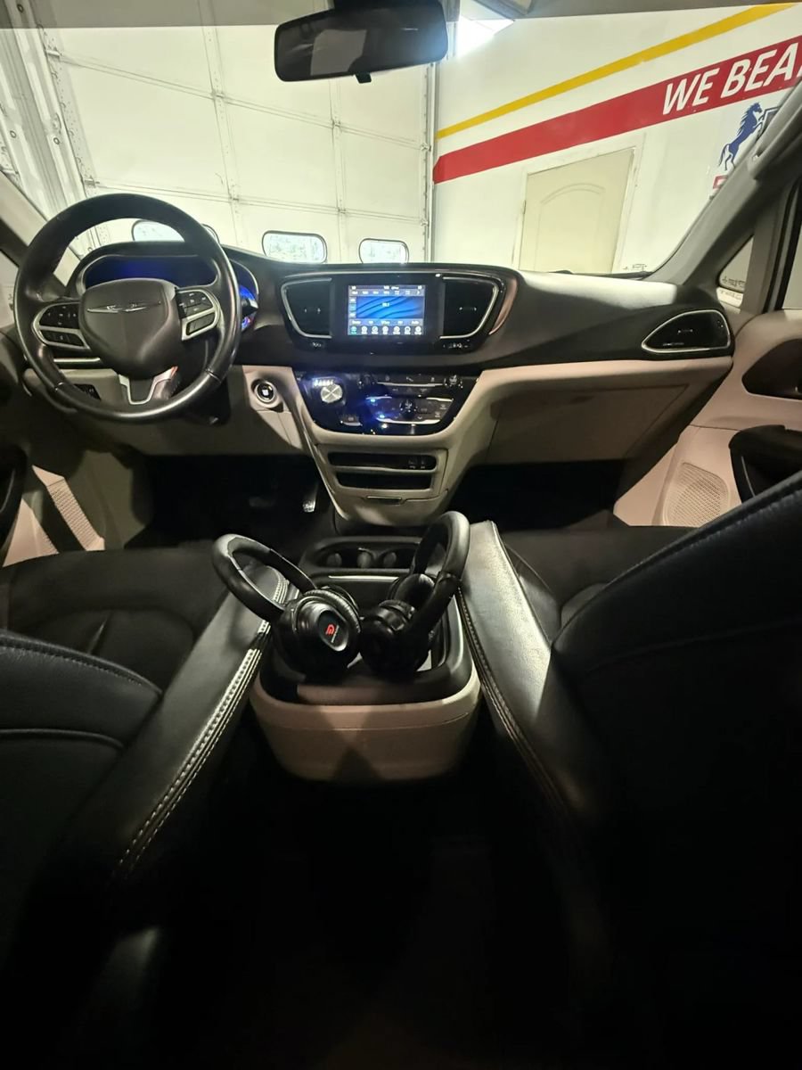 Used 2018 Chrysler Pacifica Touring-L FWD image 44