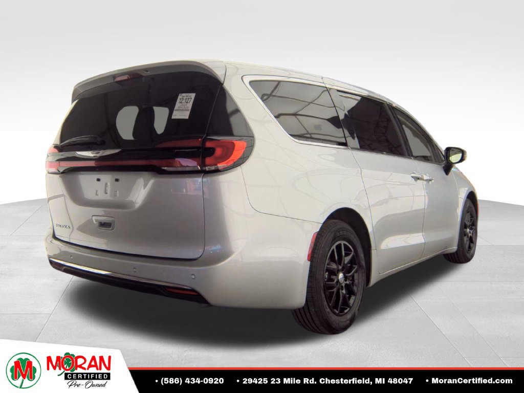 Used 2024 Chrysler Pacifica Touring-L FWD image 5