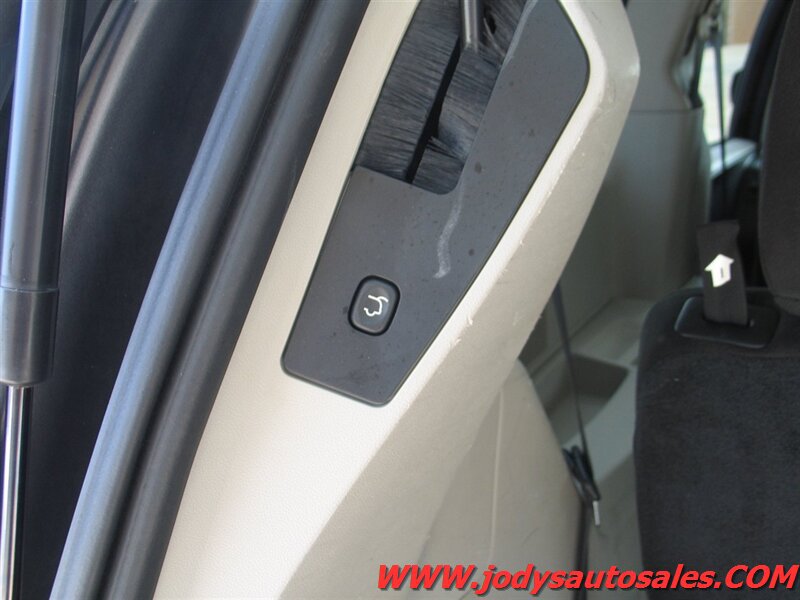 Used 2016 Dodge Grand Caravan SXT w/ Rear Park Assist Package FWD image 29