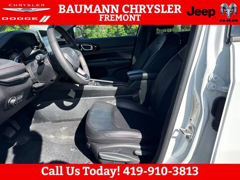 Used 2025 Jeep Compass Trailhawk AWD/4WD image 9