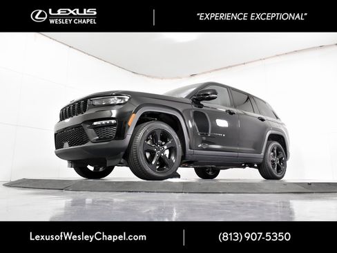 Used 2024 Jeep Grand Cherokee Limited w/ Black Appearance Package image 12