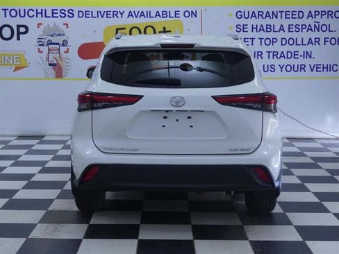 Used 2021 Toyota Highlander XLE AWD/4WD image 6