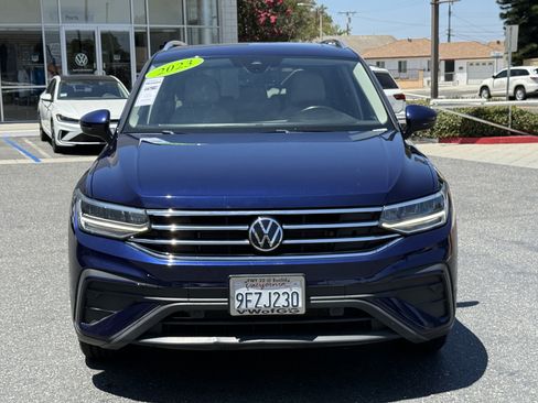 Used 2023 Volkswagen Tiguan SE w/ Panoramic Sunroof Package FWD image 3