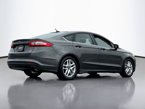 Used 2015 Ford Fusion SE image 2