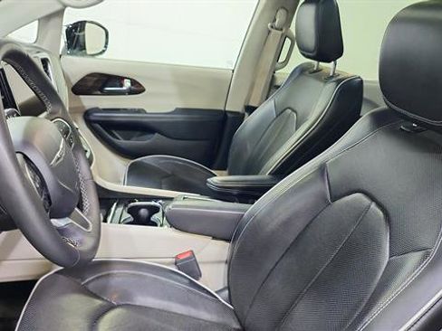 Used 2023 Chrysler Pacifica Limited FWD image 12
