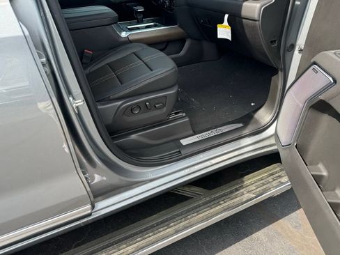 Certified 2025 Chevrolet Silverado 1500 High Country w/ Technology Package AWD/4WD image 9