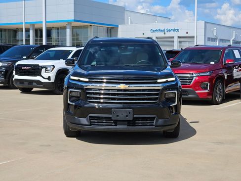 Used 2025 Chevrolet Traverse LT AWD/4WD image 2