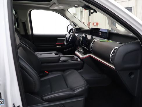 Certified 2025 Ford Expedition Max Platinum image 28