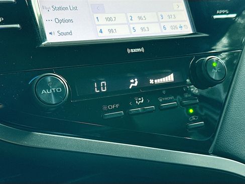 Used 2020 Toyota Camry SE image 15