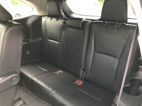 Used 2022 Toyota Highlander XLE AWD/4WD image 29