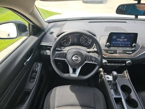 Used 2025 Nissan Altima 2.5 SV FWD image 24