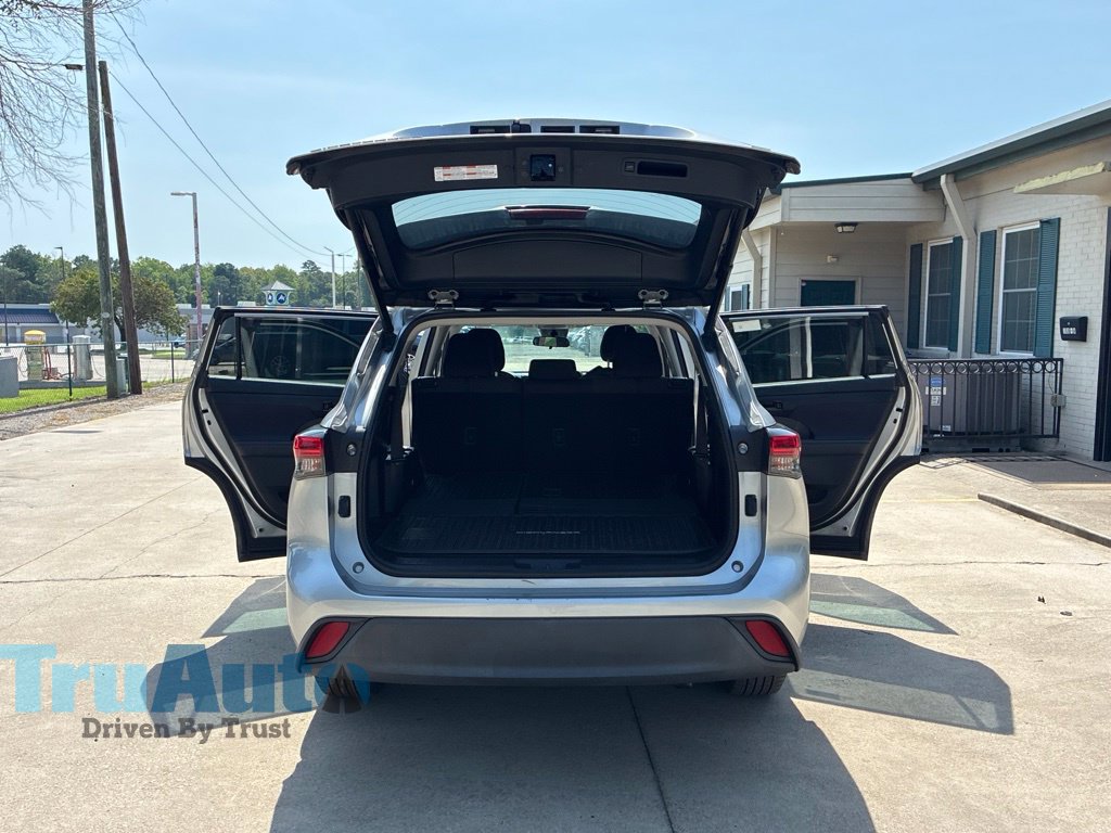 Used 2021 Toyota Highlander LE FWD image 16