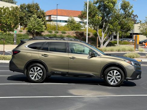 Used 2020 Subaru Outback Premium AWD/4WD image 2