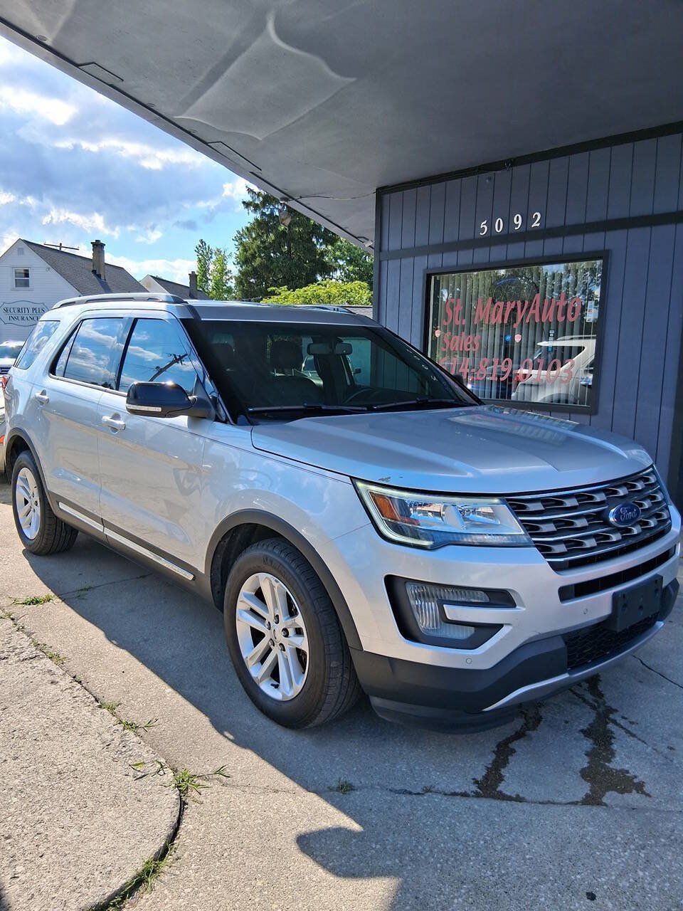 Used 2017 Ford Explorer XLT w/ Equipment Group 202A FWD image 1