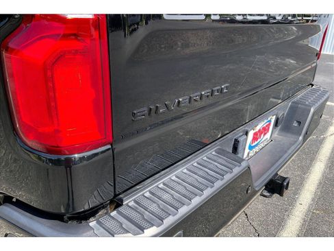 Used 2024 Chevrolet Silverado 1500 LT Trail Boss w/ LT Trail Boss Premium Package AWD/4WD image 30