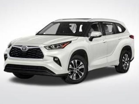 Used 2022 Toyota Highlander XLE AWD/4WD image 11
