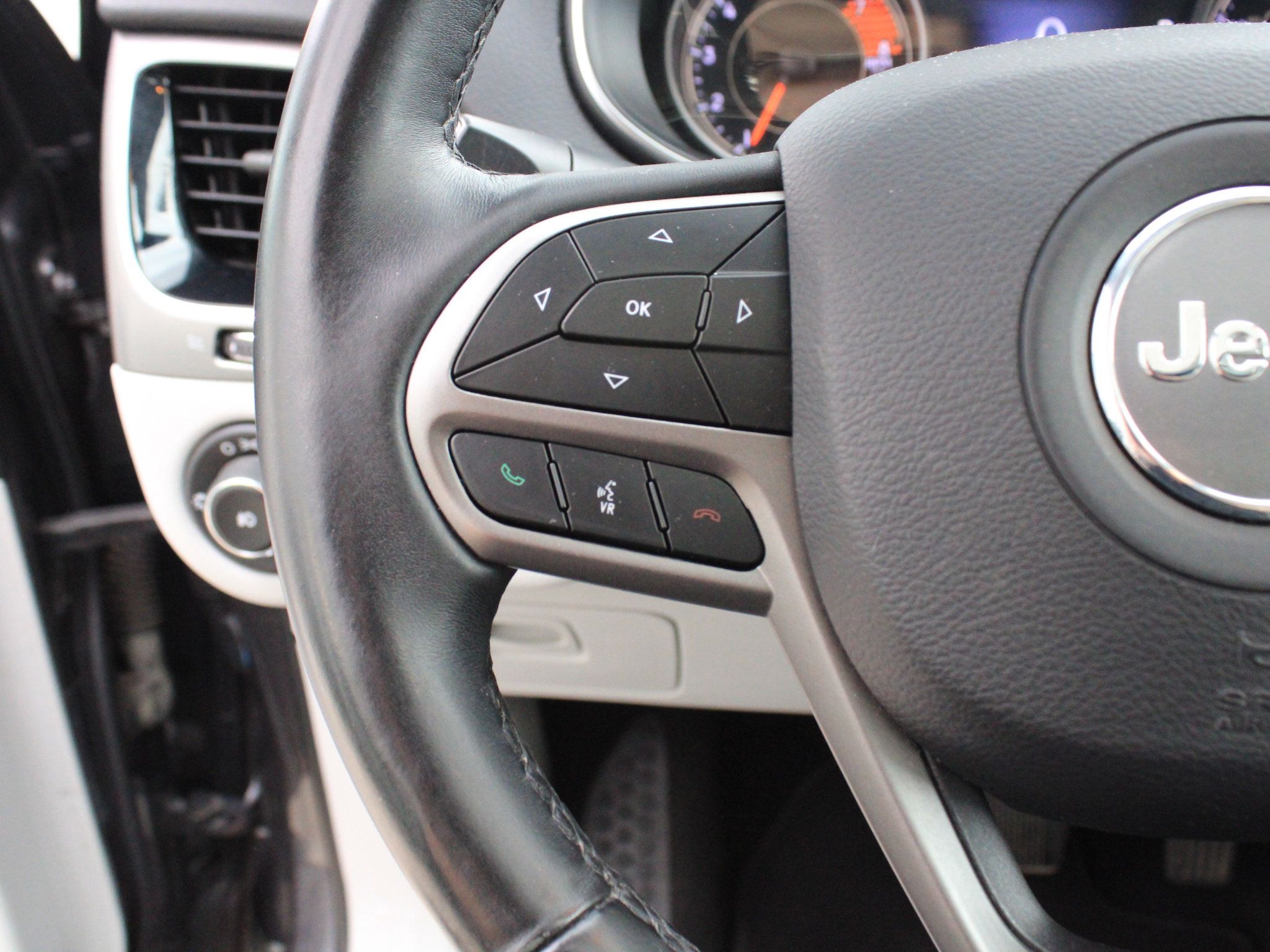 Used 2019 Jeep Cherokee Limited w/ Technology Group AWD/4WD image 16