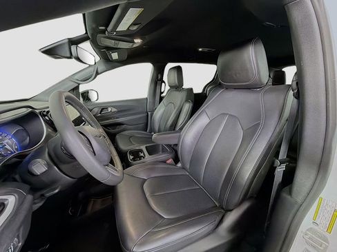 Used 2025 Chrysler Pacifica Select FWD image 13