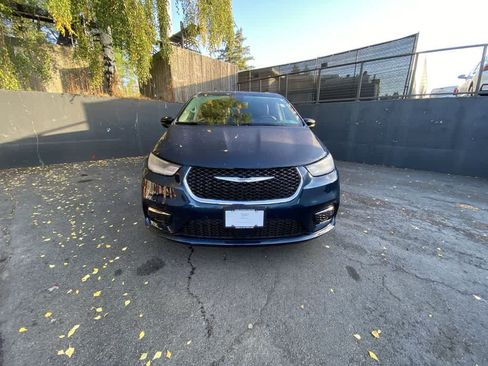 Used 2024 Chrysler Pacifica Touring-L FWD image 9