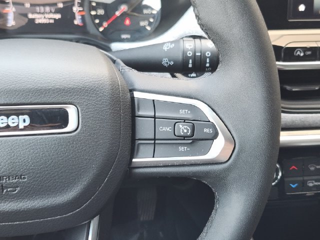 Used 2025 Jeep Compass Latitude AWD/4WD image 29