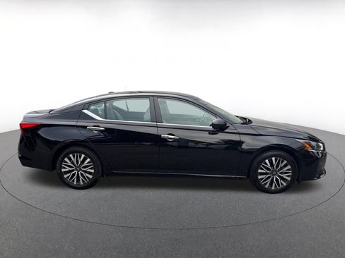 Used 2025 Nissan Altima 2.5 SV FWD image 15