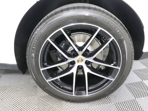 Used 2025 Porsche Macan image 15