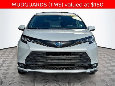 Used 2024 Toyota Sienna XLE Woodland Edition image 2