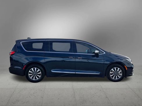 Used 2022 Chrysler Pacifica Limited image 7