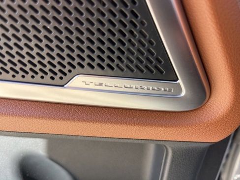 Used 2025 Kia Telluride AWD image 16