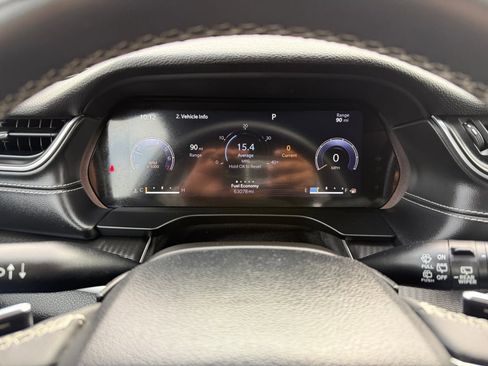 Used 2023 Jeep Grand Cherokee Laredo image 12