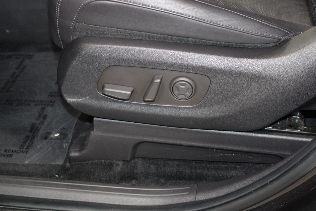 Used 2025 Kia Carnival FWD image 31