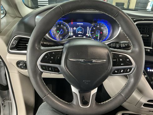 Used 2024 Chrysler Pacifica Touring-L FWD image 9