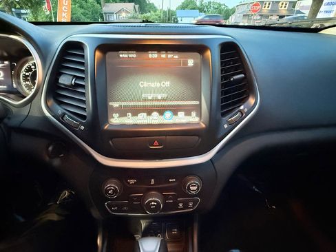 Used 2016 Jeep Cherokee Latitude w/ Cold Weather Group FWD image 25